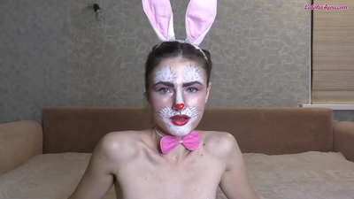 Sexy Bunny Milde Suĉas la Grandegan Dikon de BFF
